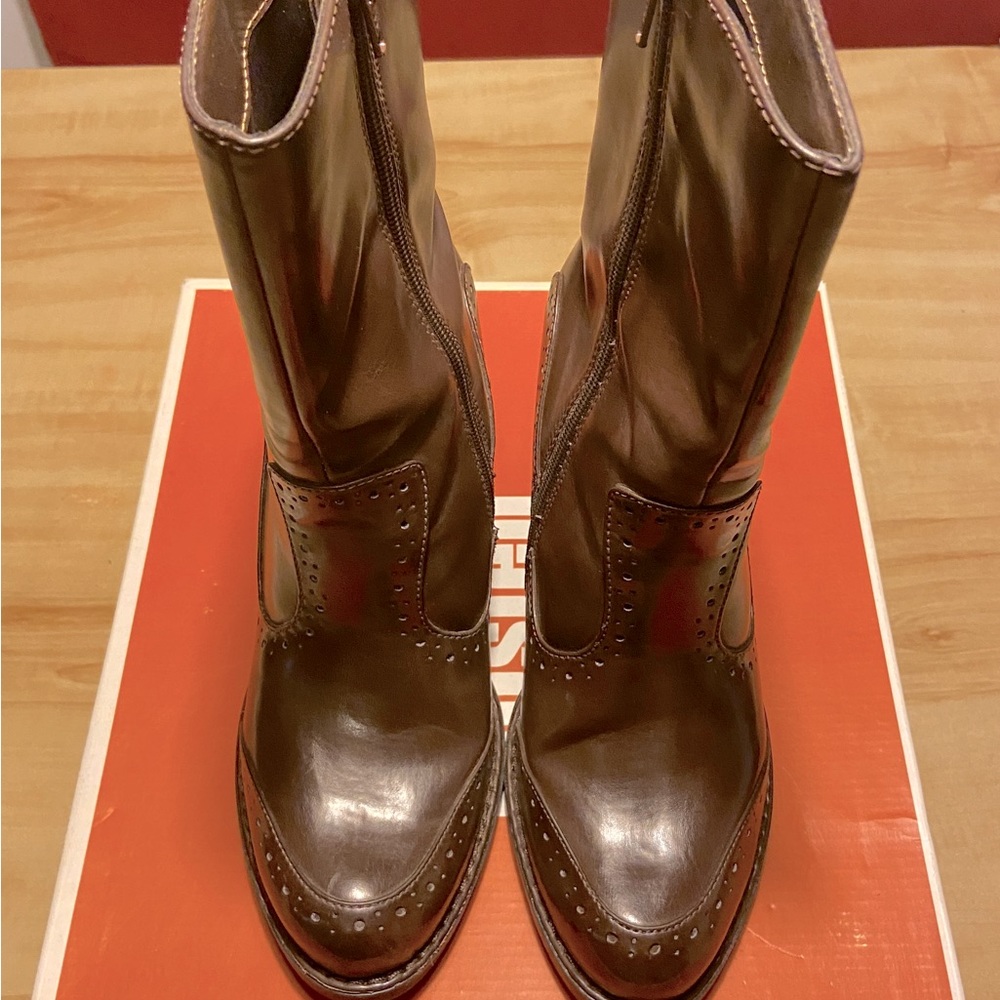 Brown leather unlisted by Kenneth Cole boots.